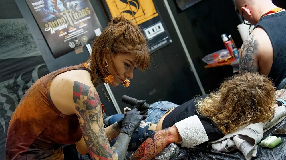 Persoană tatuată afară, vara